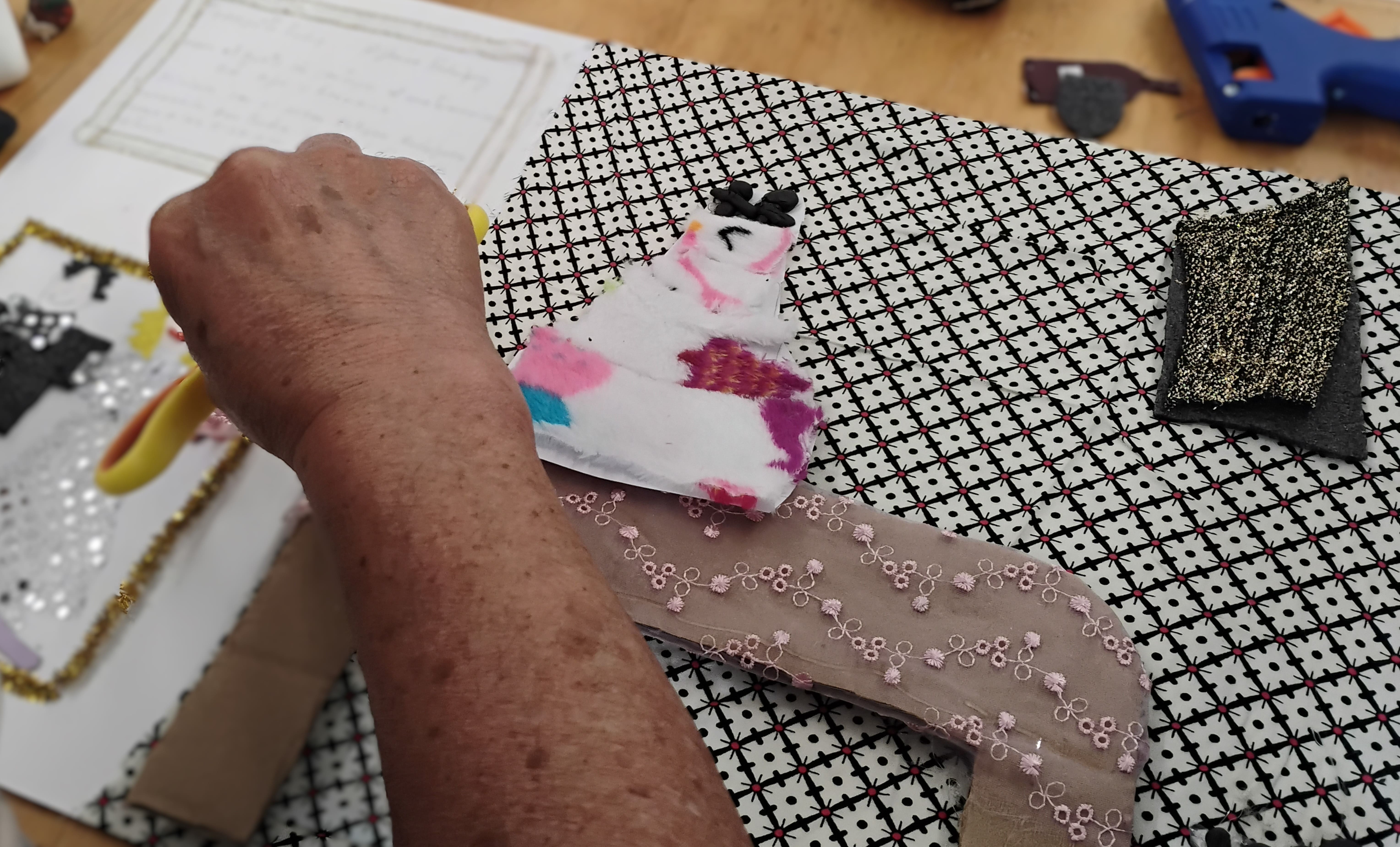 Persona creando un cuadro texturizado