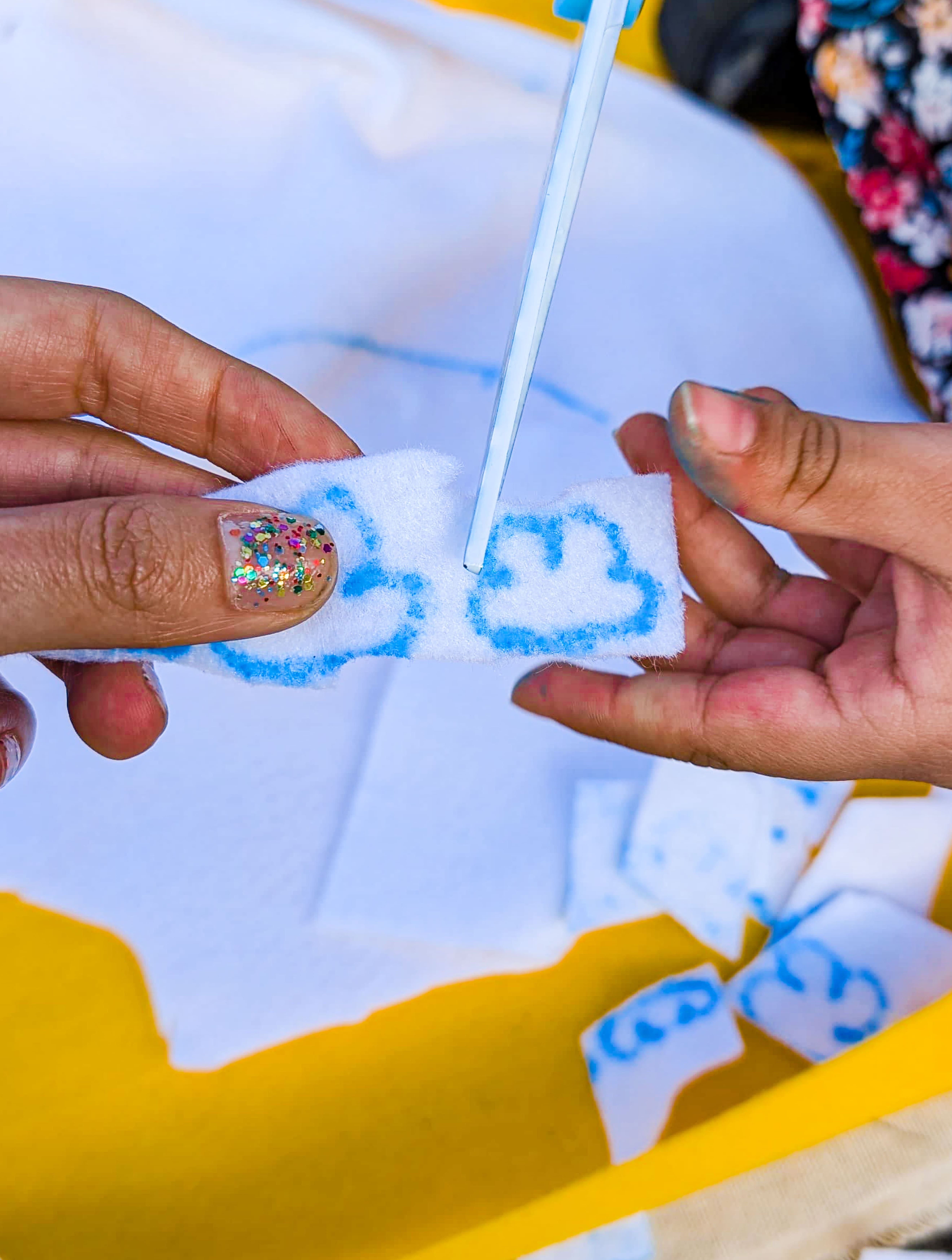 Manos cortando nubes dibujadas