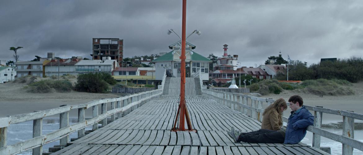 Los miembros de la familia pareja en un puente