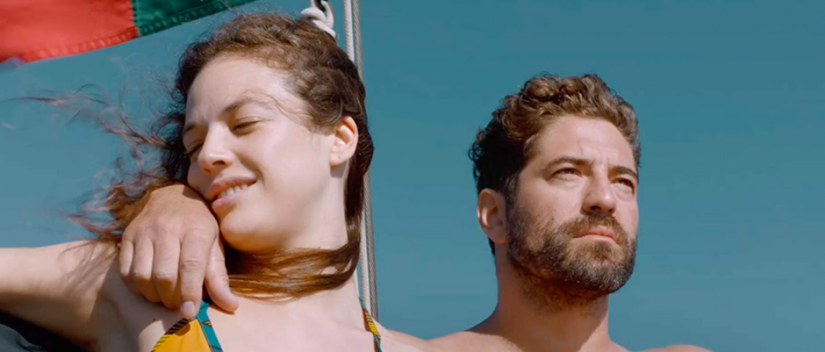 película Mar pareja abrazada