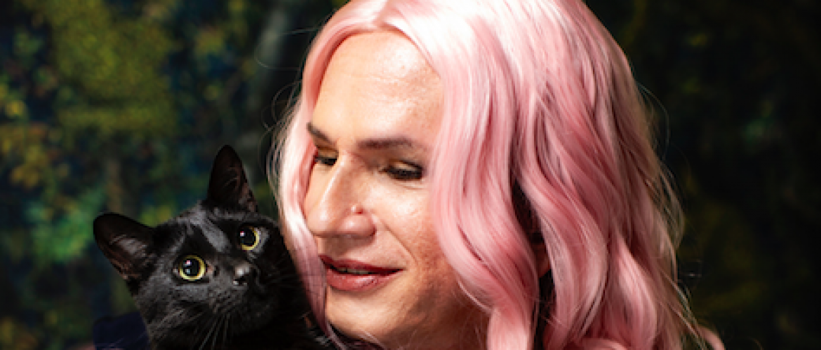 Brigitte Baptiste Mujer con gato en brazos