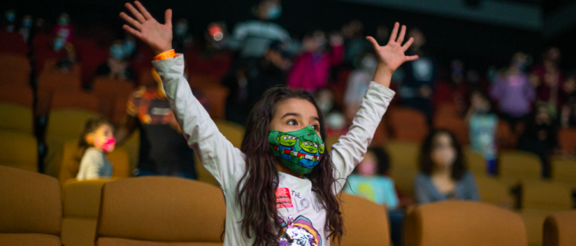 vacaciones recreativas niña con los brazos abiertos