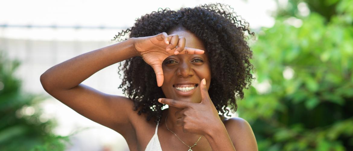 talleres afro Joven tomando foto con las manos
