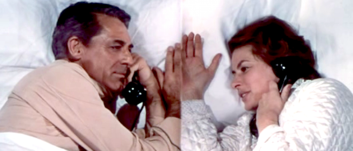 *Fotograma Indiscreet, dirigida por Stanley Donen.1958 pareja hablando por telefono