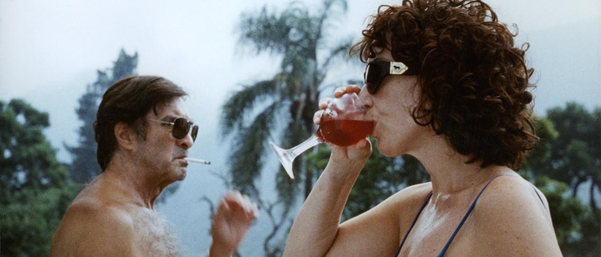Película La ciénaga Mujer y hombre tomando un trago