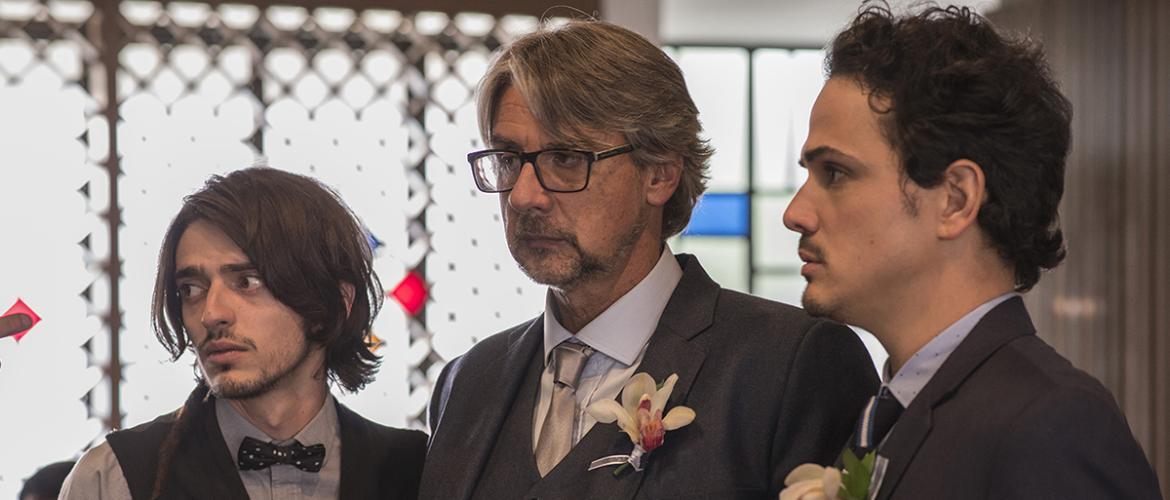 Película Malcriados Papá con dos hijos vestidos elegantes