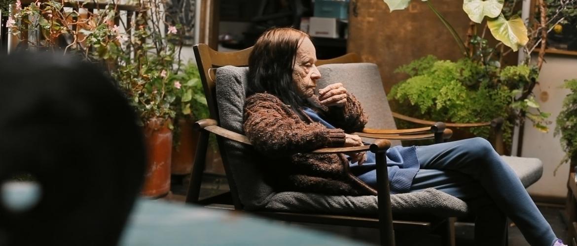 Película Nijolė Mujer mayor sentada en una sala