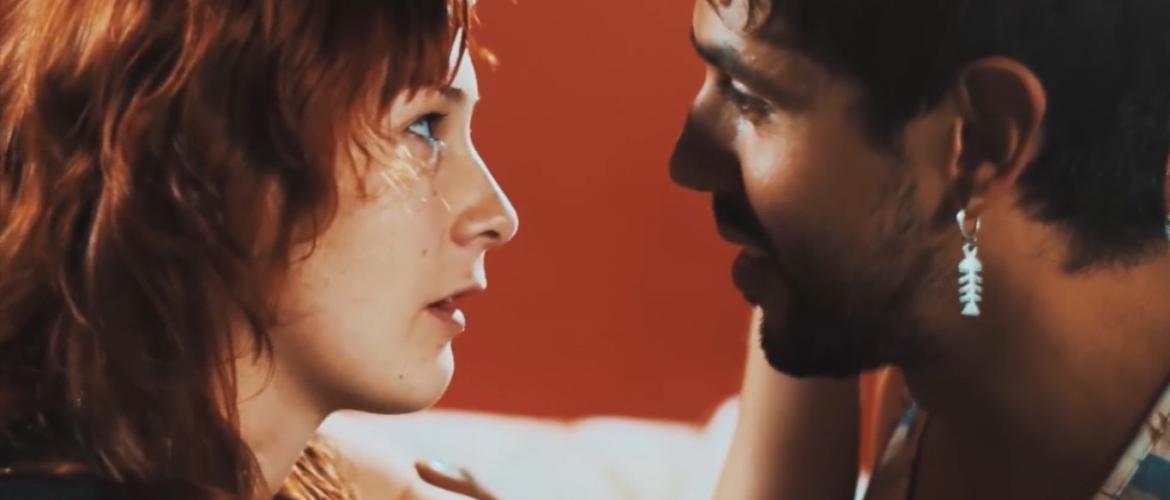 *Foto Una mujer (2016) Mujer y hombre mirando a los ojos