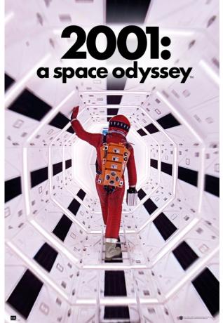 Afiche de 2001 Odisea del espacio. Se ve una figura humana de espaldas vestida con un traje de astronauta, va caminando por el pasillo de una nave espacial.