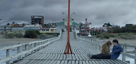 pareja en un puente 