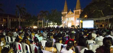 Personas en un parque viendo películas 