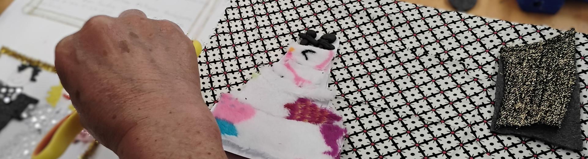 Persona creando un cuadro texturizado