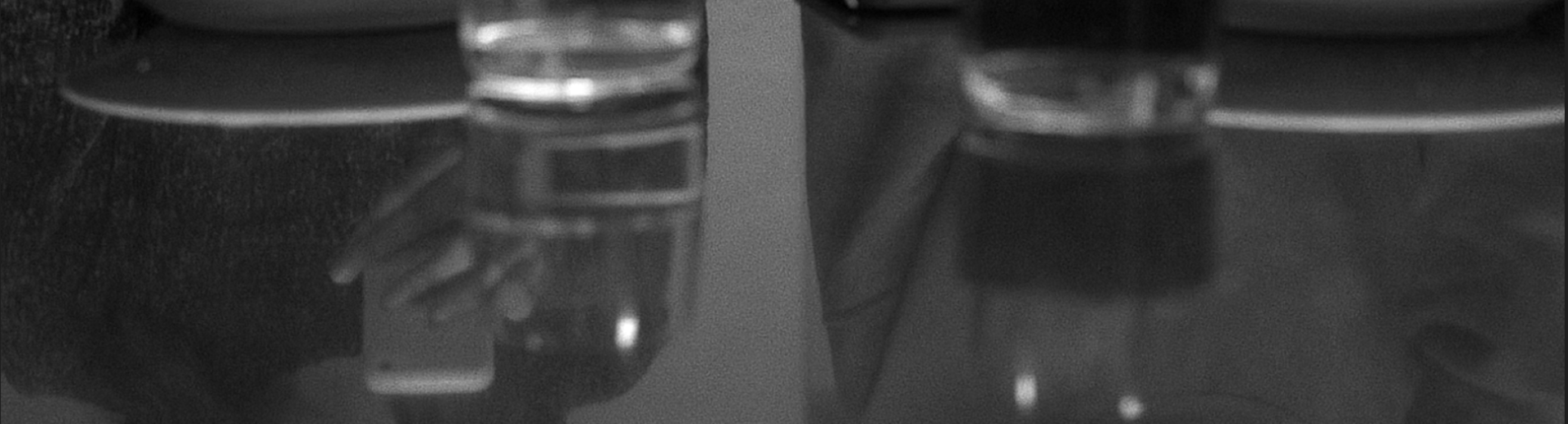 Fotogramas de espejos y ventanas en Limonada limonada ( Juan Pablo Heilbron,2020)