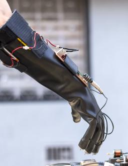 Guante para crear sonido experimental 