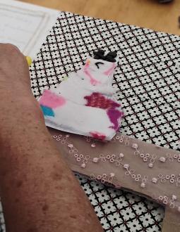 Persona creando un cuadro texturizado