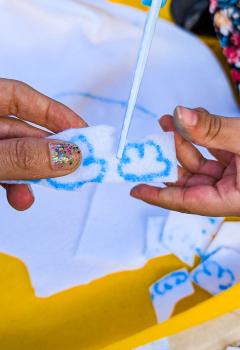 Manos cortando nubes dibujadas